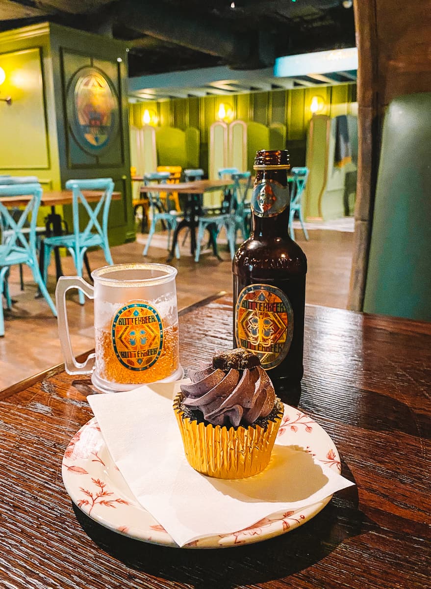 伦敦哈利波特黄油啤酒酒吧的黄油啤酒酒杯和巧克力青蛙小蛋糕