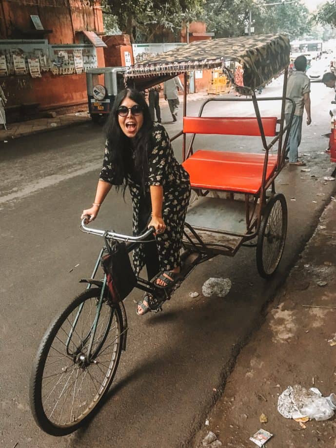 在Chandni Chowk骑德里人力车的英国女孩